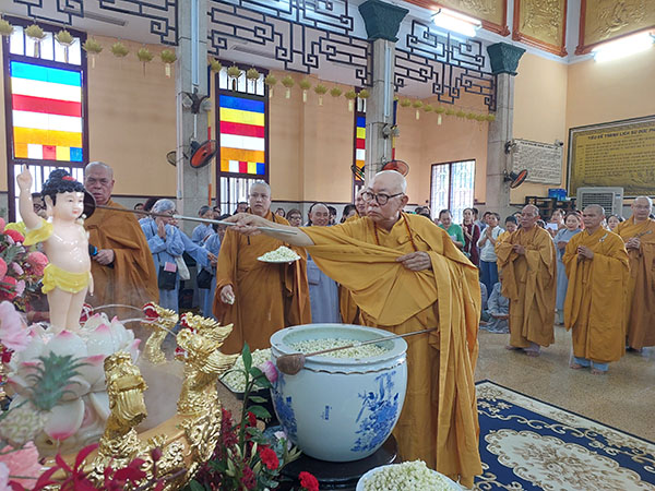 LỄ TẮM PHẬT TẠI CHÙA PHẬT HỌC XÁ LỢI